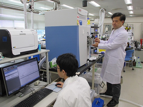 Minoru Sakairi, cientista-chefe, realizando análises utilizando o cromatógrafo líquido / espectrômetro de massa de alta resolução (LC / MS) no Central Research Laboratory, localizado em Kokubunji